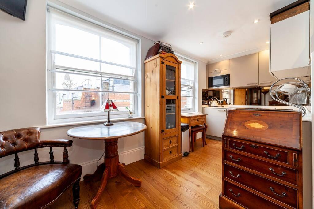 Outstanding Antique 1Br Flat In Soho Apartment London Luaran gambar