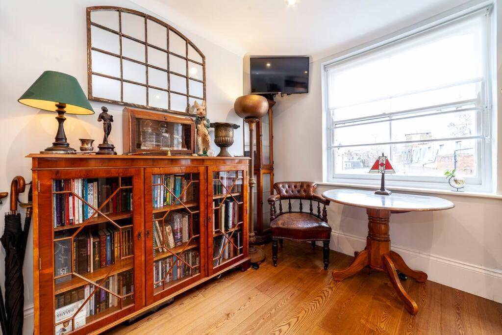 Outstanding Antique 1Br Flat In Soho Apartment London Luaran gambar